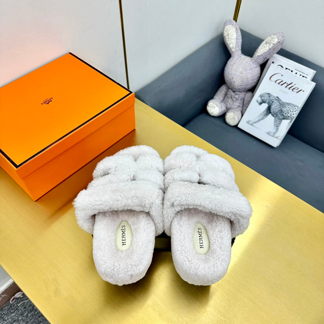 HERMES CHYPRE SANDAL IN WHITE SHEARLING