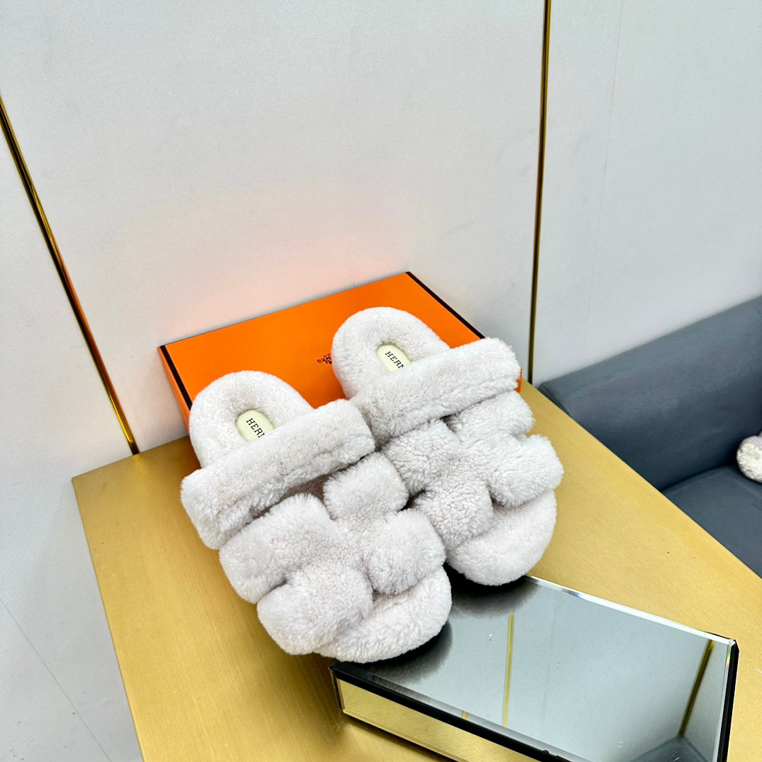 HERMES CHYPRE SANDAL IN WHITE SHEARLING