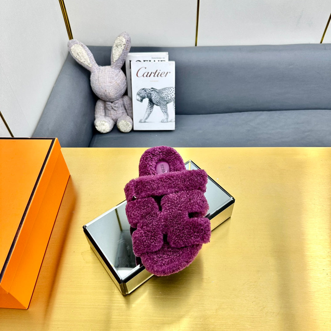 HERMES CHYPRE SANDAL IN ORCHID PURPLE SHEARLING