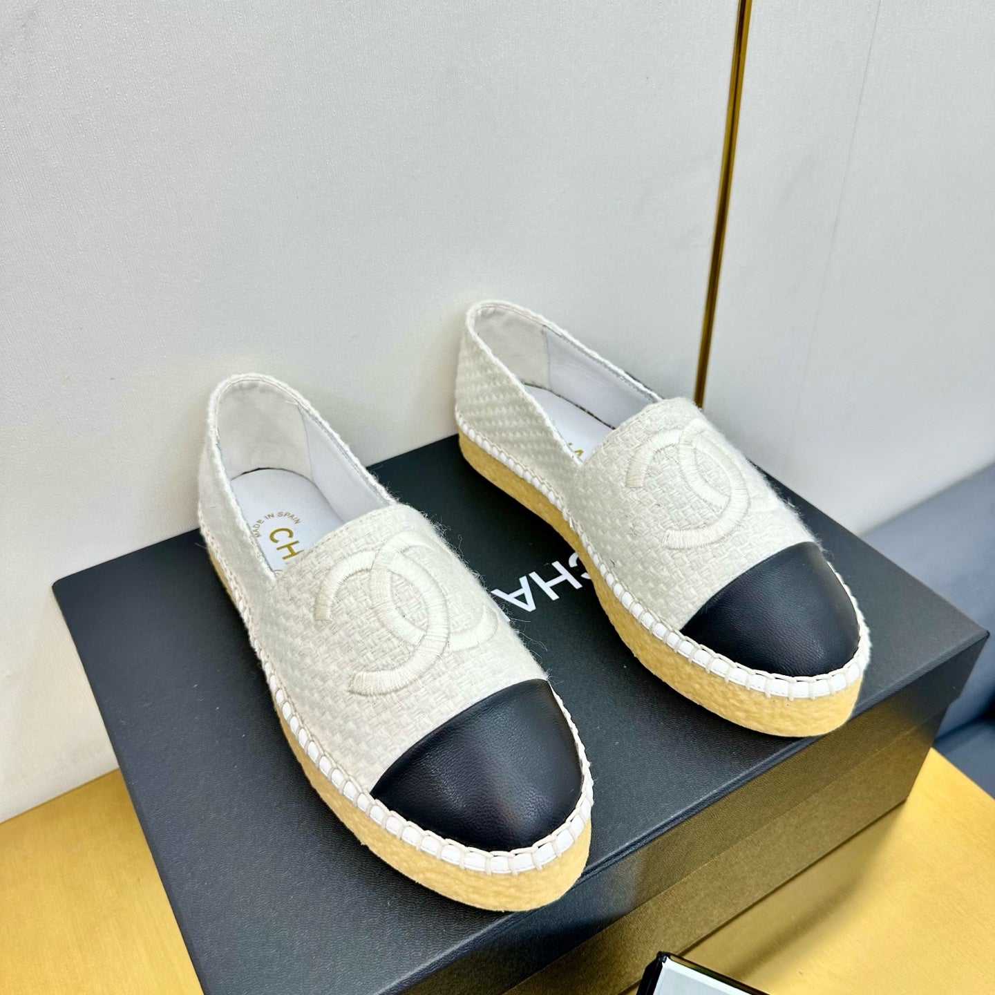 CHANEL ESPADRILLES PLATFORM 25S IN WHITE TWEED MIX BLACK CALFSKIN