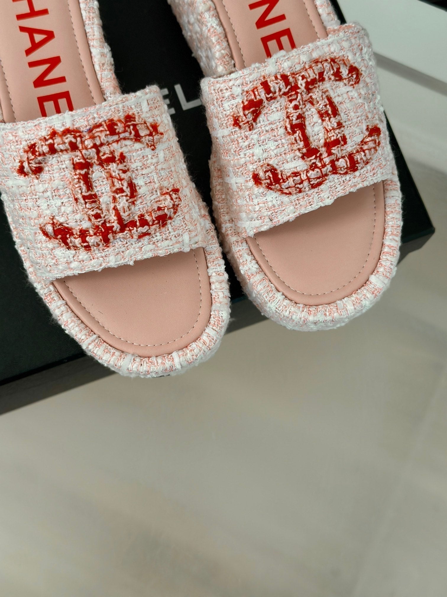 CHANEL CLASSIC SLIPPERS THICK SOLE IN LIGHT PINK TWEED