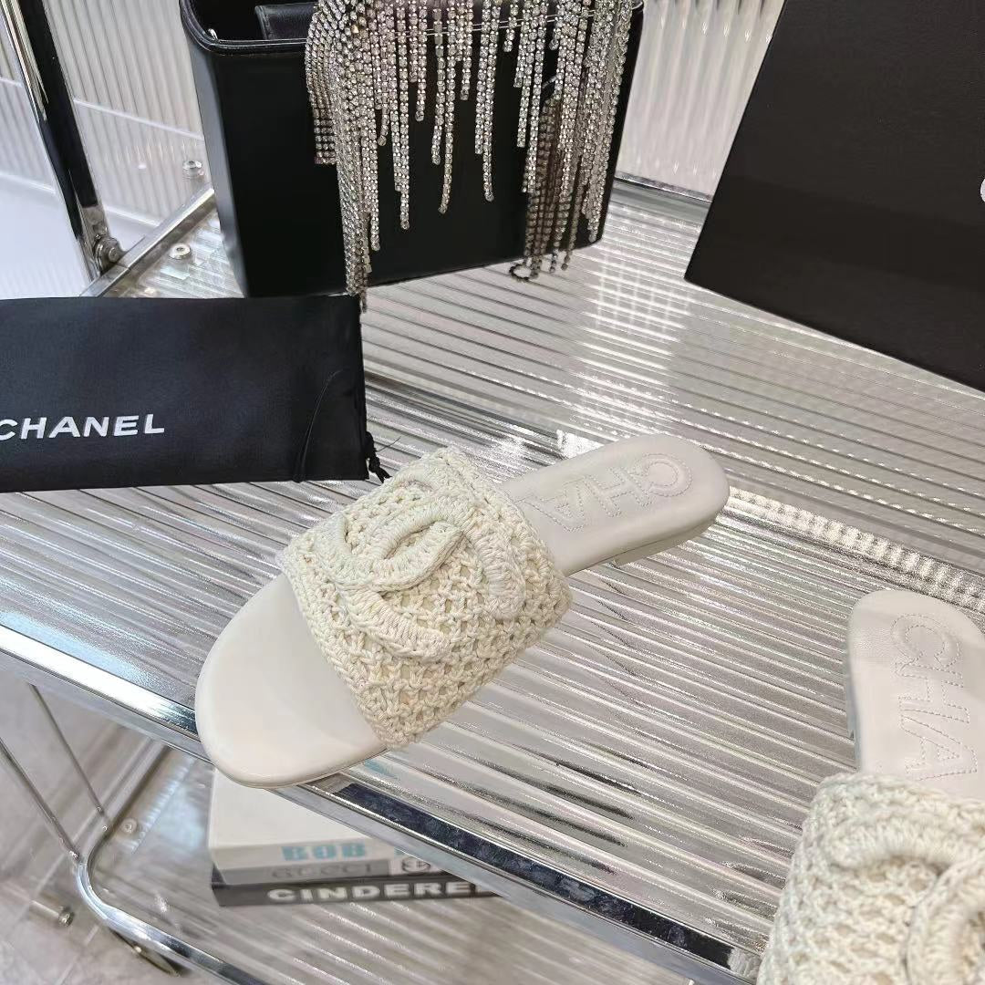 CHANEL SLIPPERS WHITE SHEEPSKIN