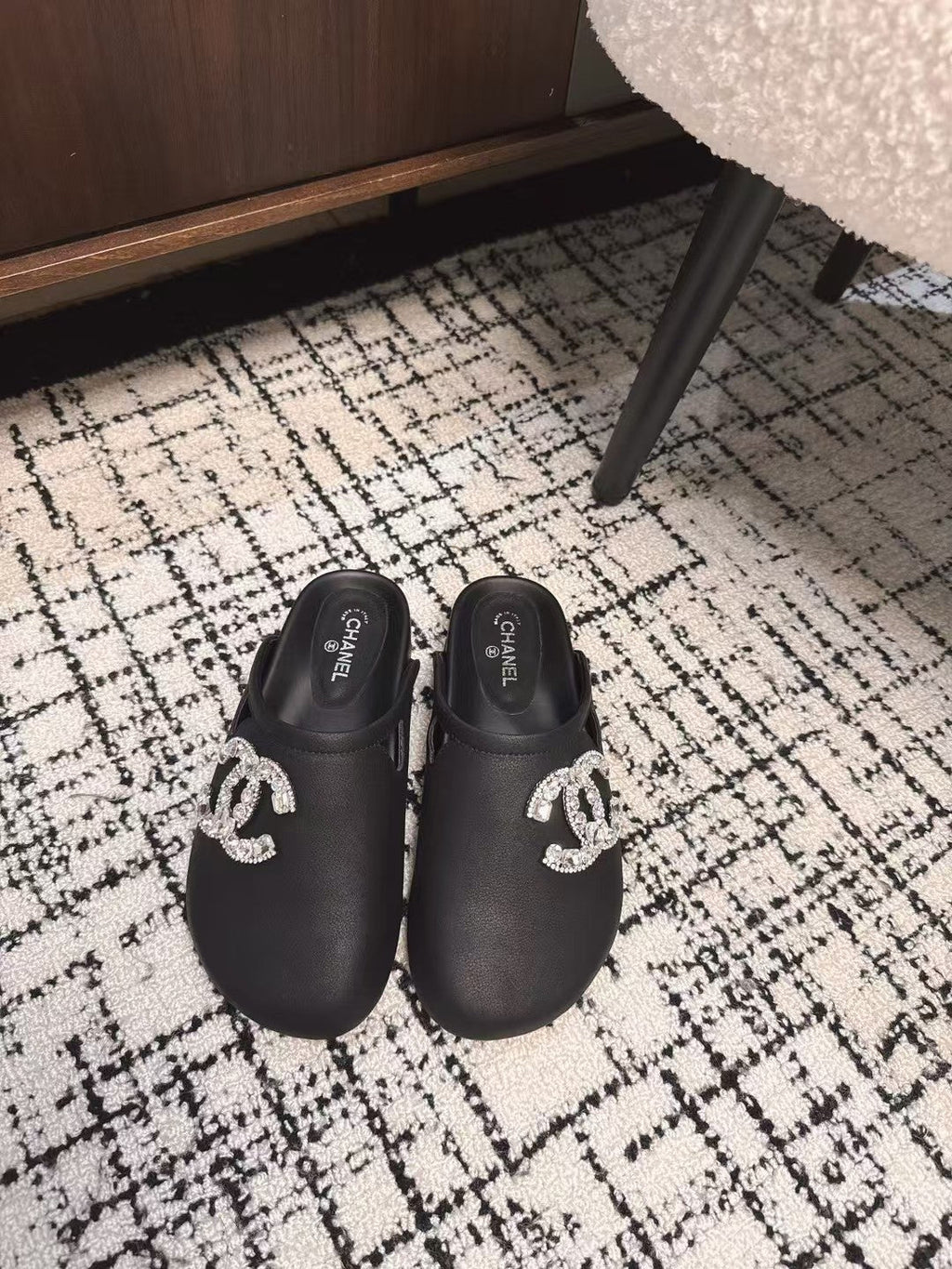 CHANEL FLAT MULES IN BLACK CALFSKIN