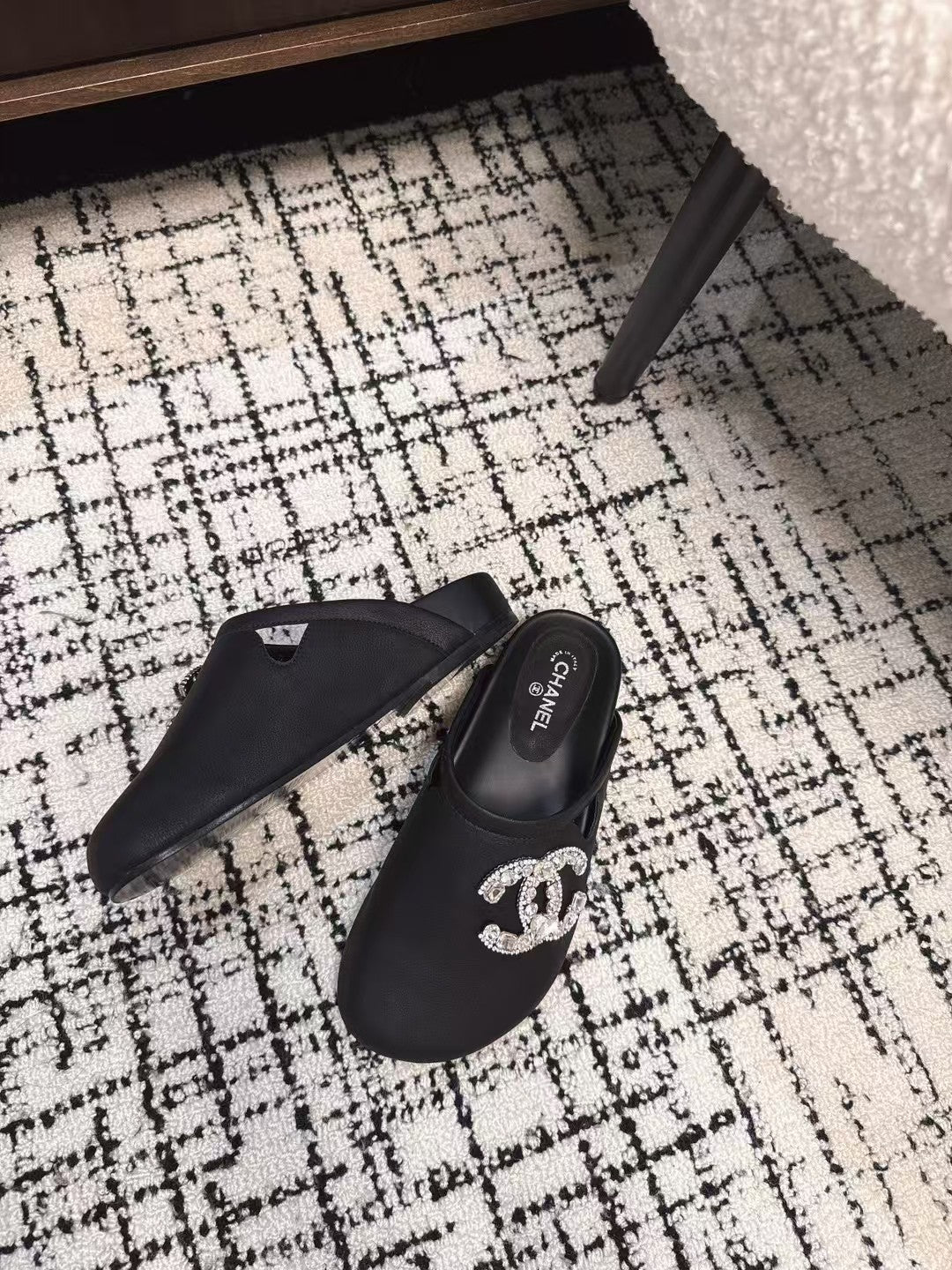 CHANEL FLAT MULES IN BLACK CALFSKIN