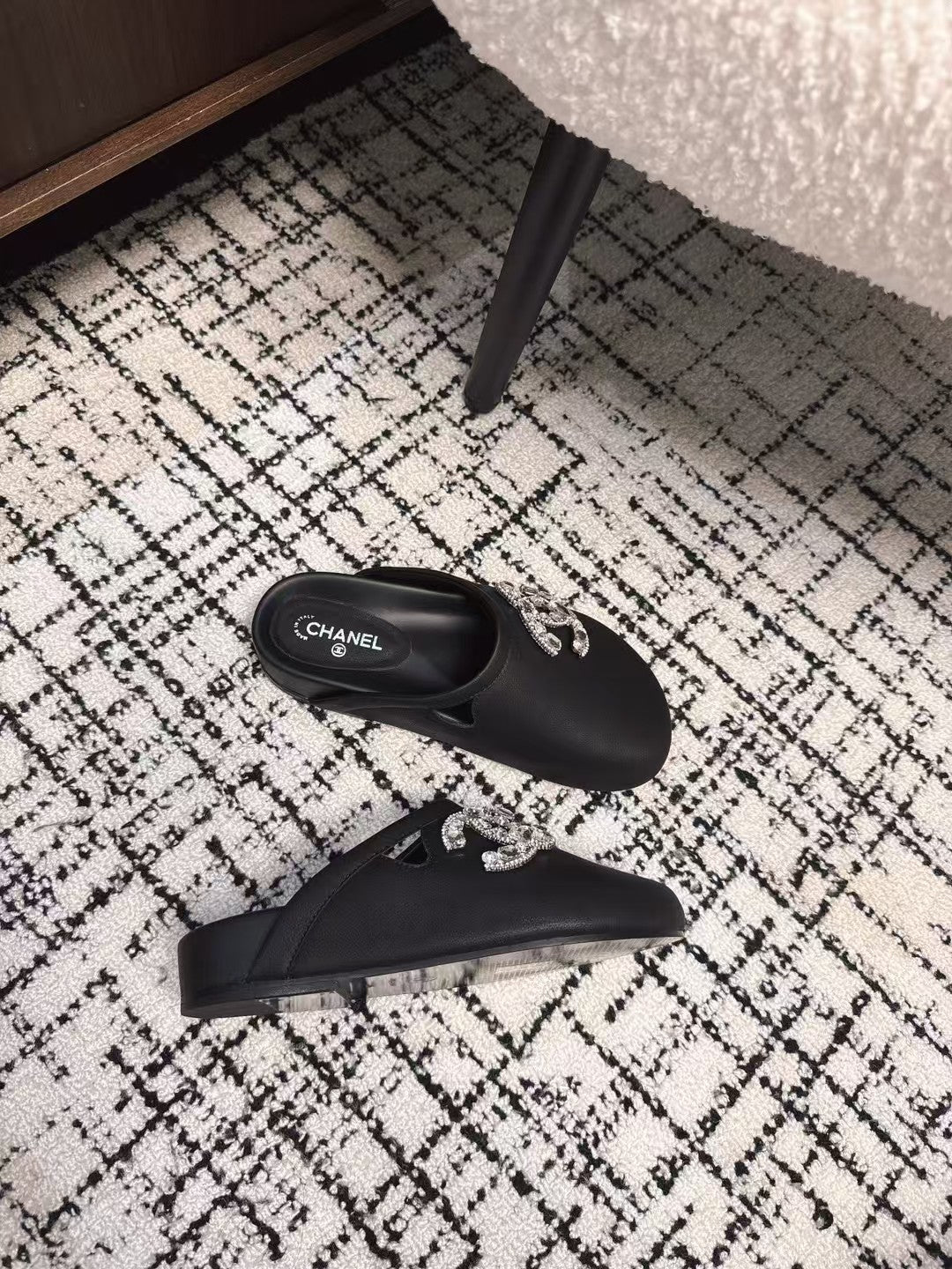CHANEL FLAT MULES IN BLACK CALFSKIN