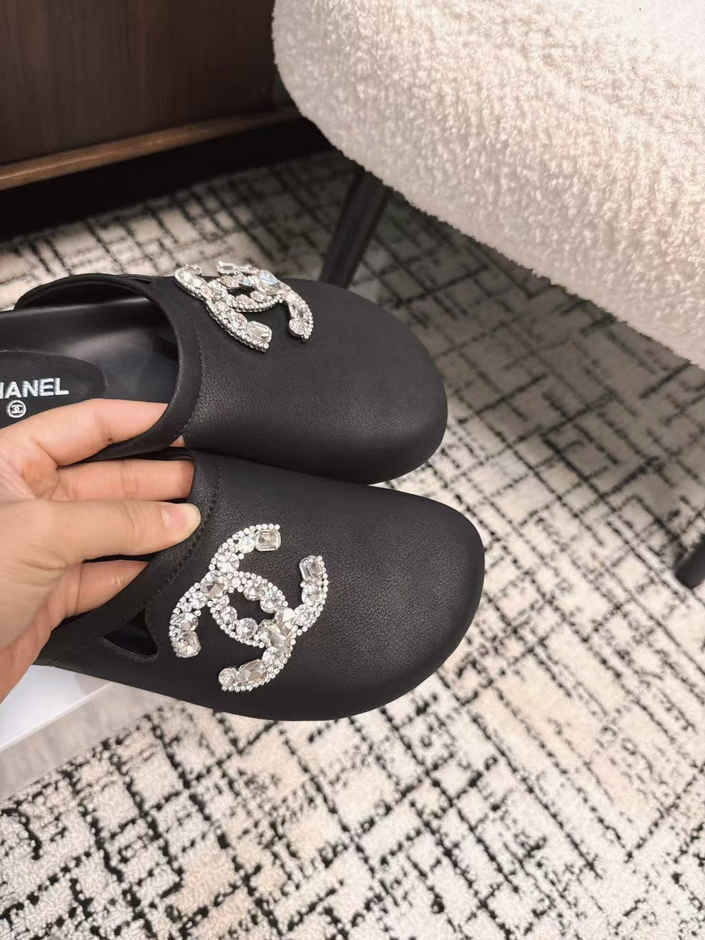 CHANEL FLAT MULES IN BLACK CALFSKIN