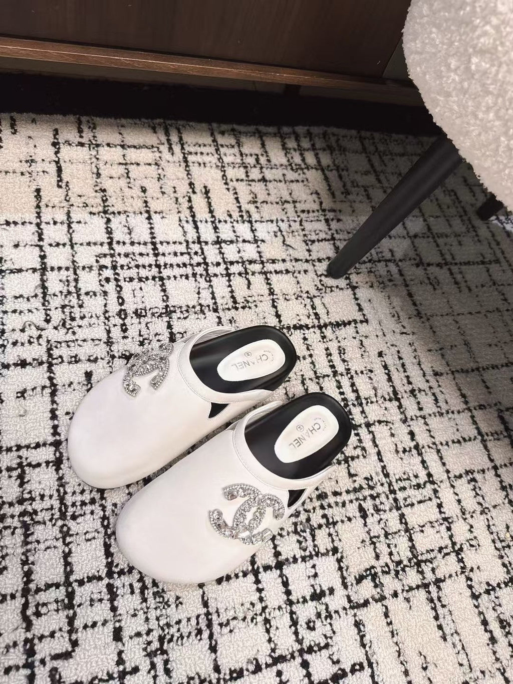 CHANEL FLAT MULES IN WHITE CALFSKIN