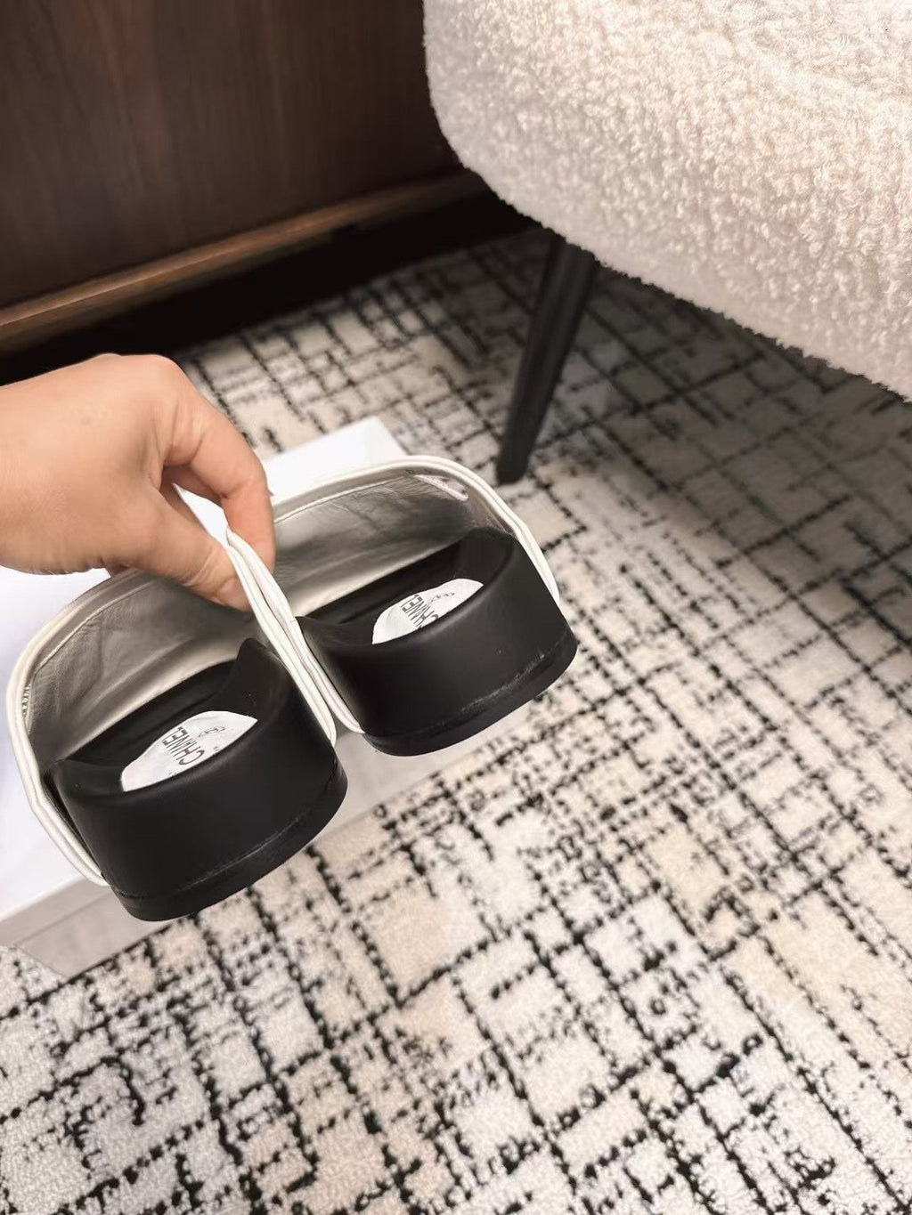 CHANEL FLAT MULES IN WHITE CALFSKIN