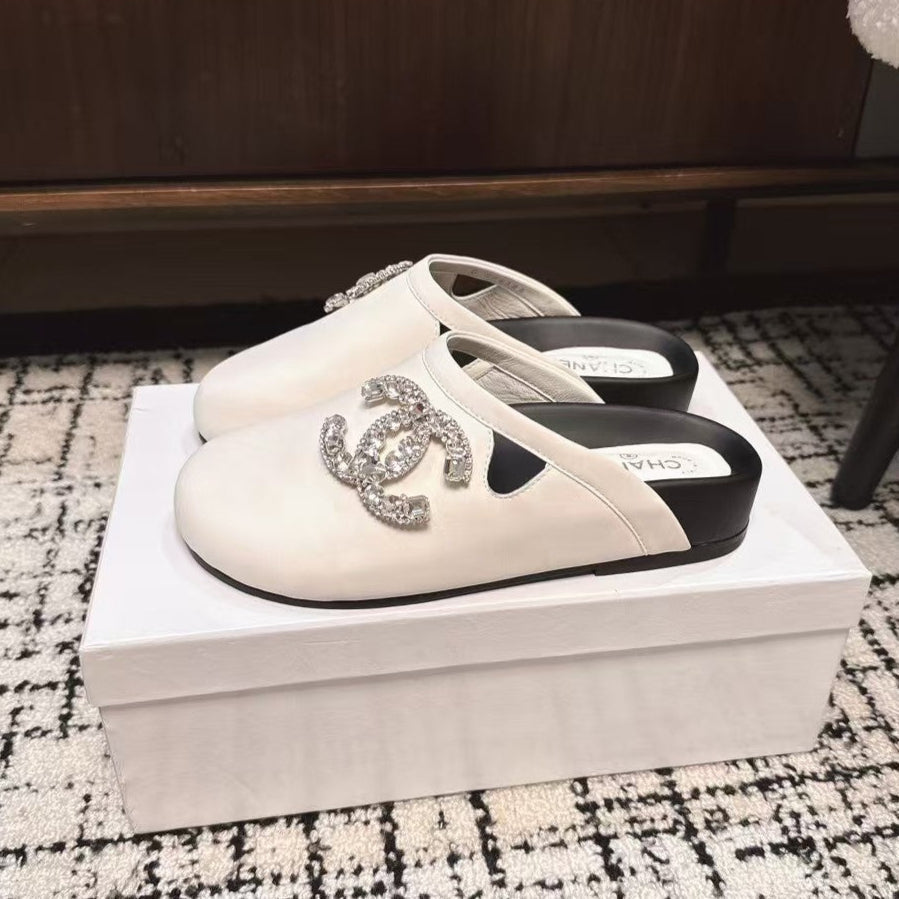 CHANEL FLAT MULES IN WHITE CALFSKIN