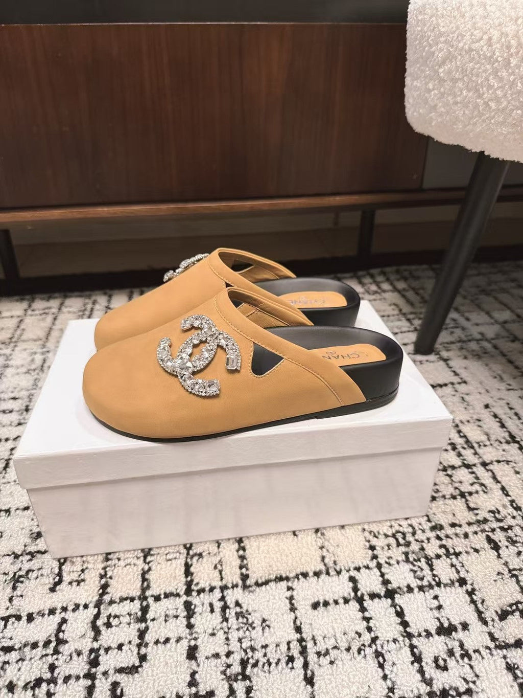 CHANEL FLAT MULE IN SEPIA BEIGE CALFSKIN