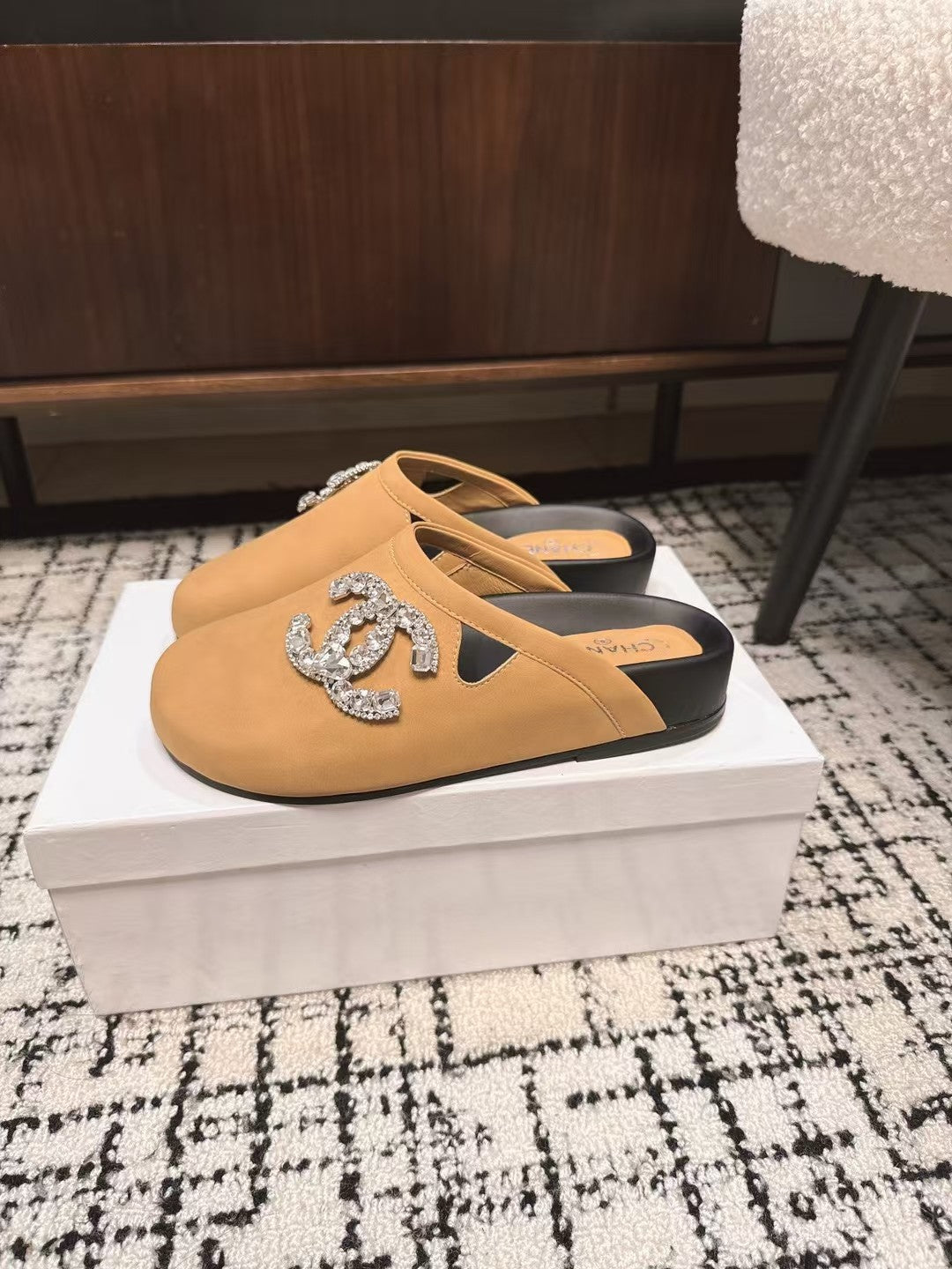 CHANEL FLAT MULE IN SEPIA BEIGE CALFSKIN