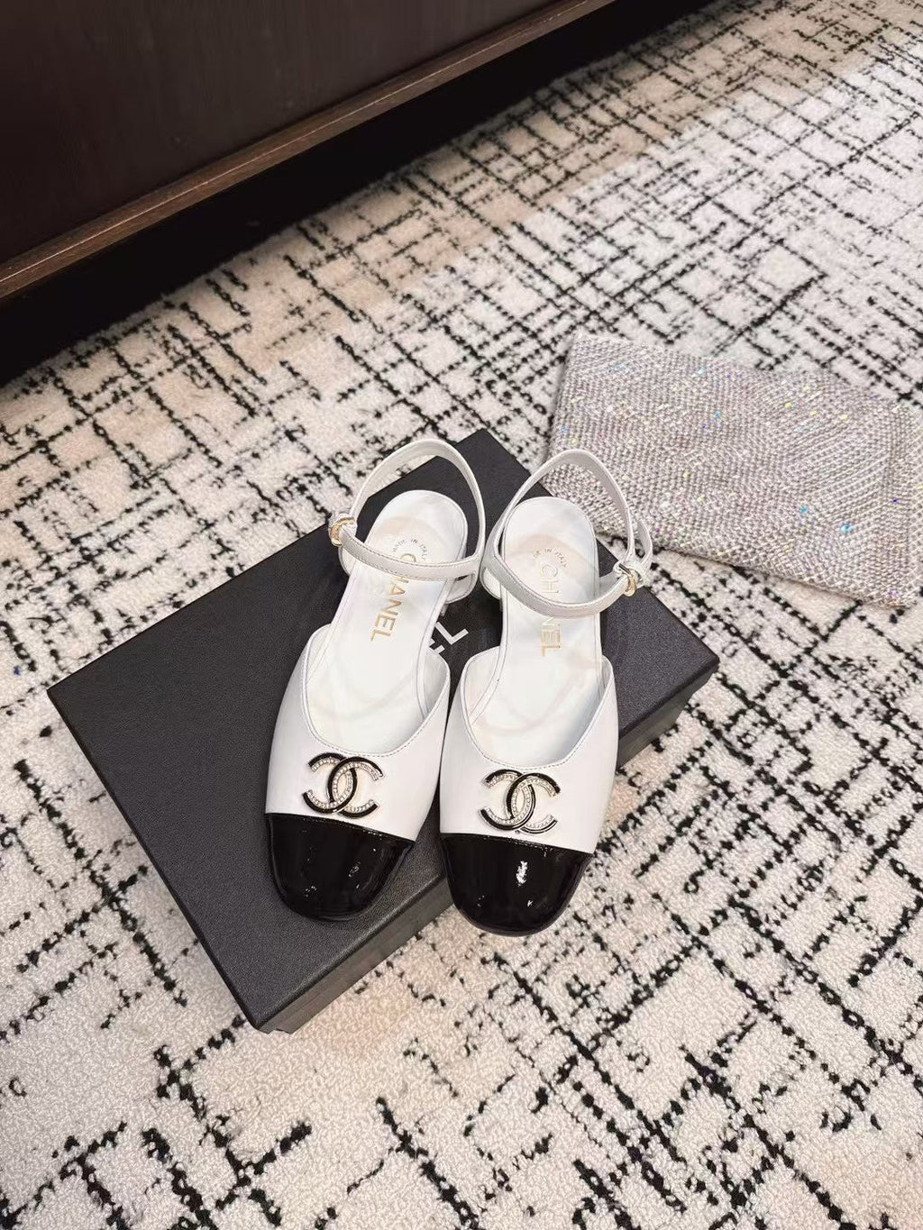 CHANEL FLAT SLINGBACKS IN WHITE MIX BLACK CALFSKIN