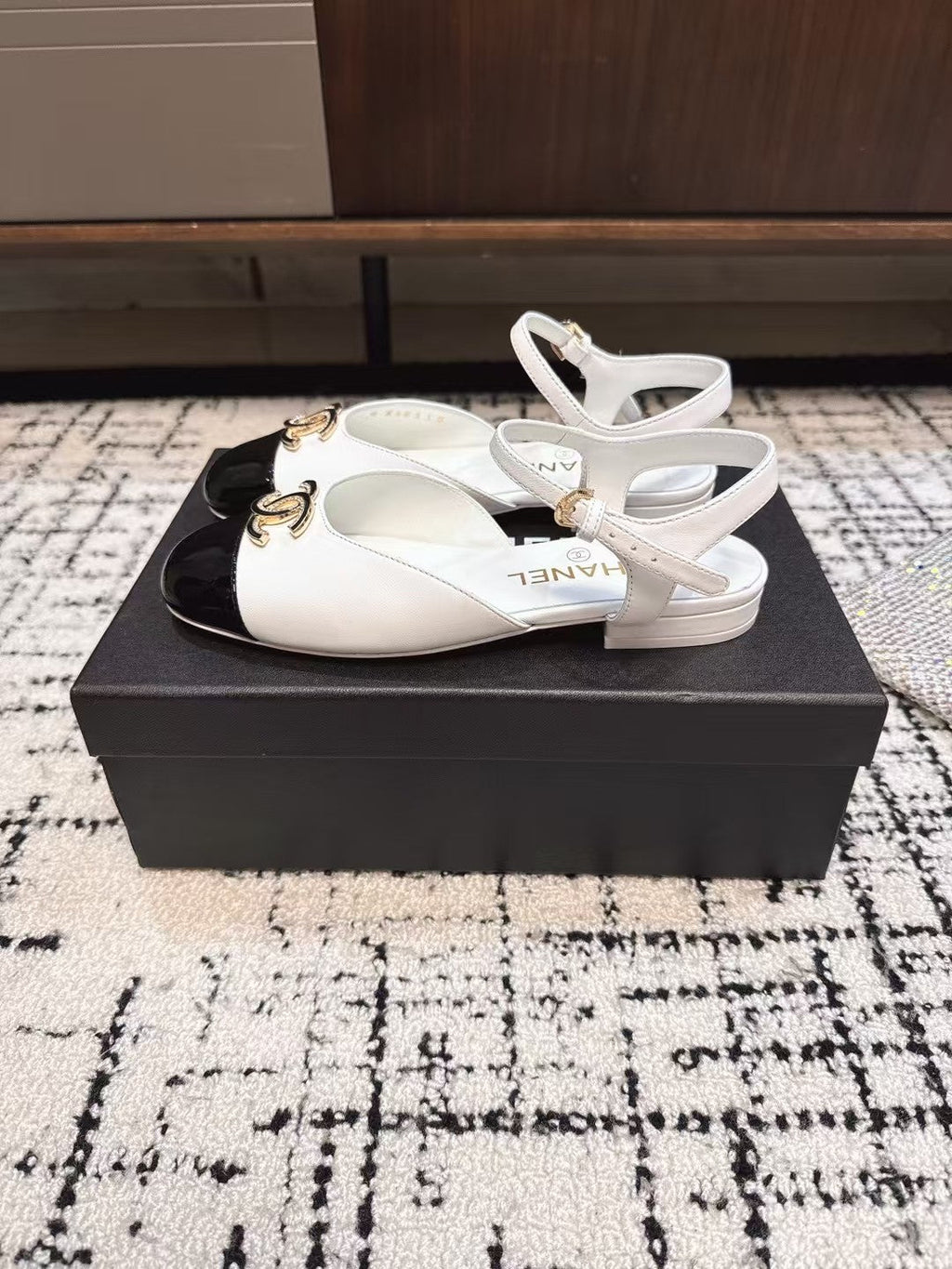 CHANEL FLAT SLINGBACKS IN WHITE MIX BLACK CALFSKIN