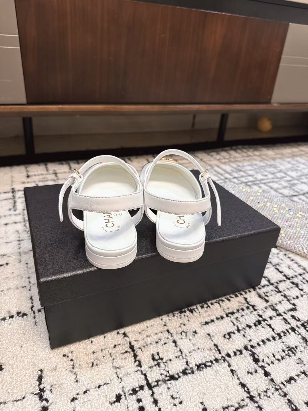 CHANEL FLAT SLINGBACKS IN WHITE MIX BLACK CALFSKIN