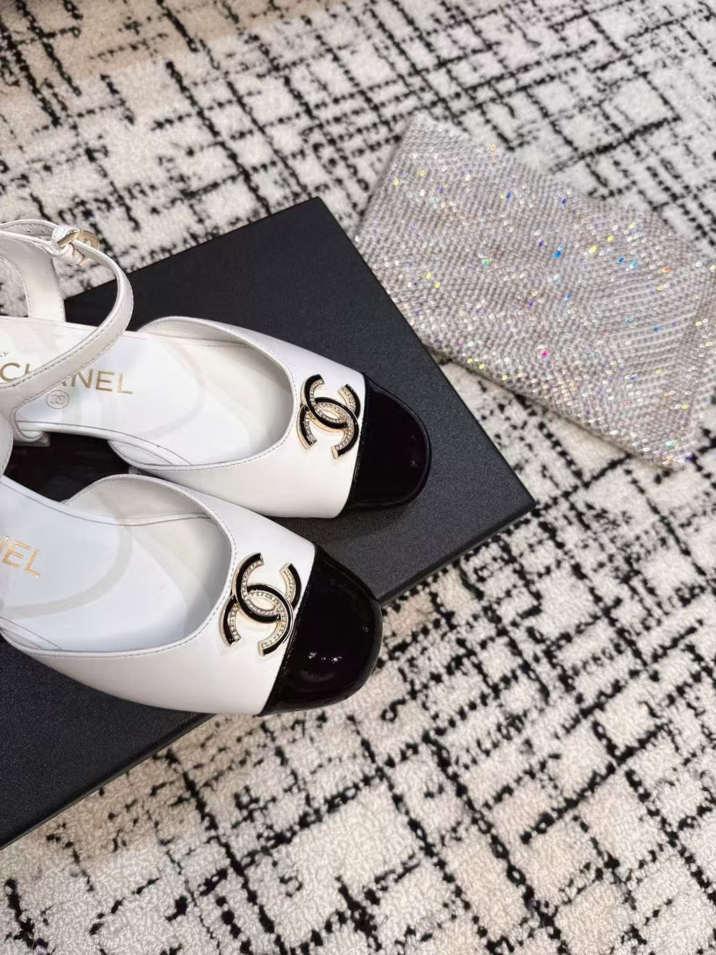CHANEL FLAT SLINGBACKS IN WHITE MIX BLACK CALFSKIN