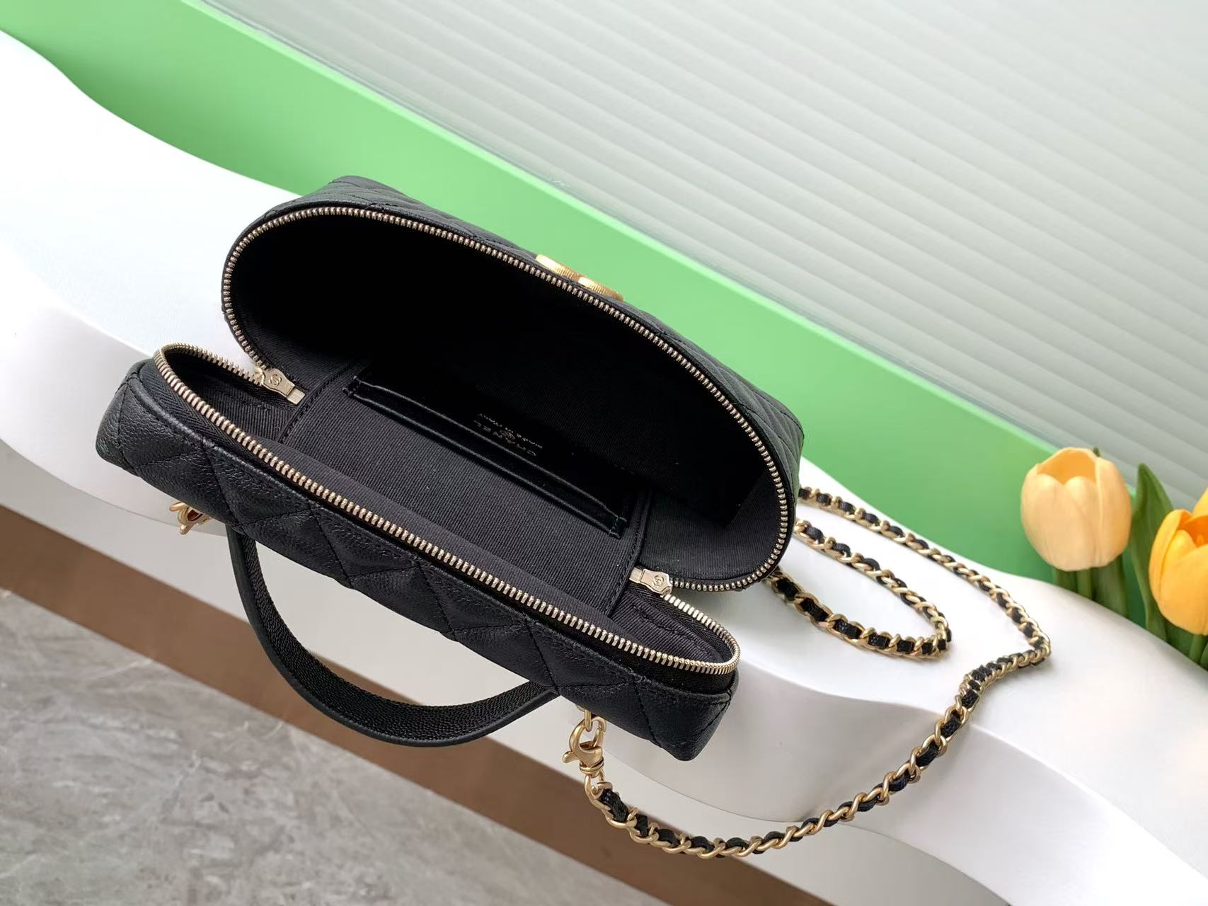 CHANEL VANITY CASE 19 IN BLACK GRAINED CALFSKIN GOLD HARDWARE