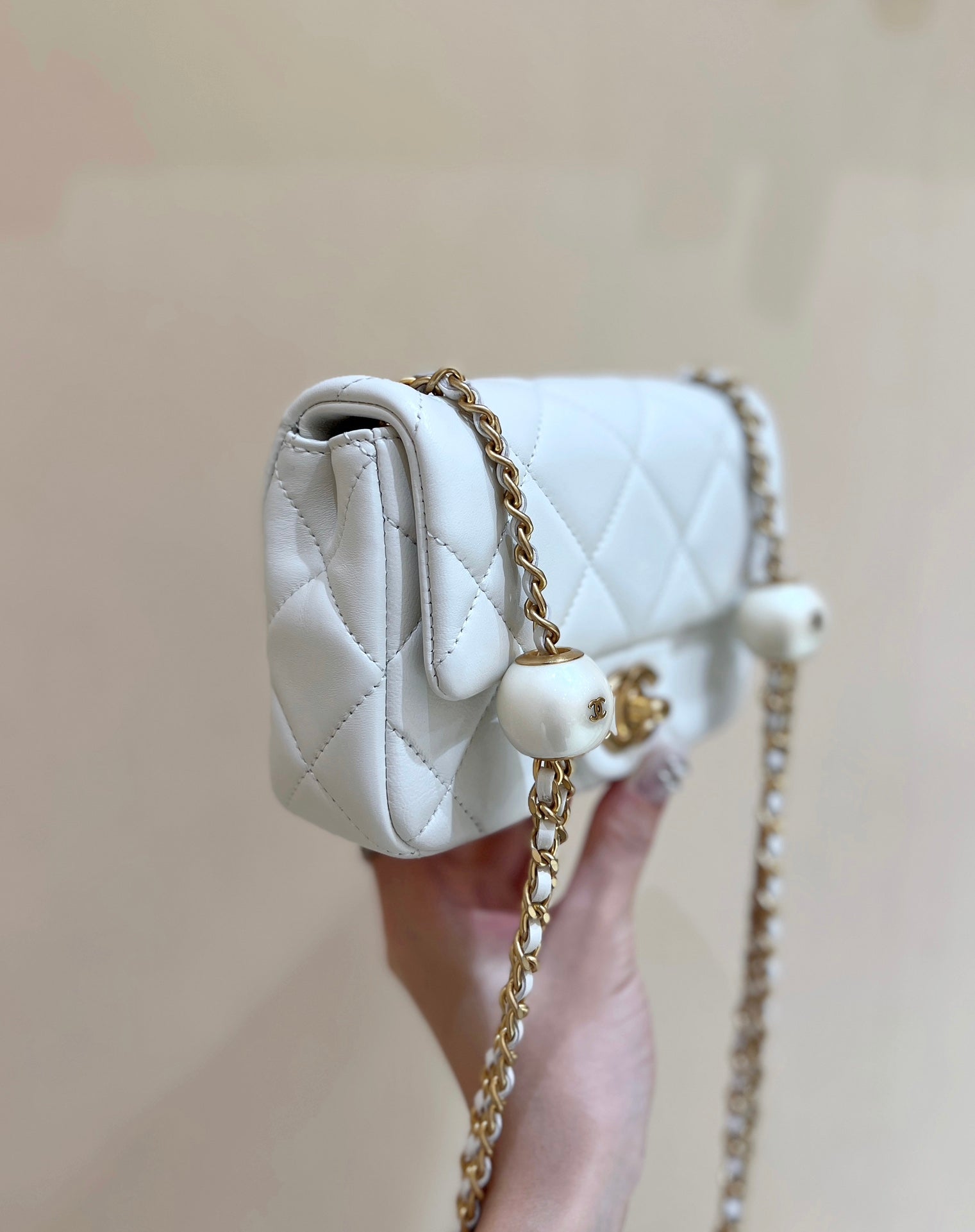CHANEL 25S  CROSSBODY HANDBAG 17 IN WHITE LAMBSKIN GOLD HARDWARE