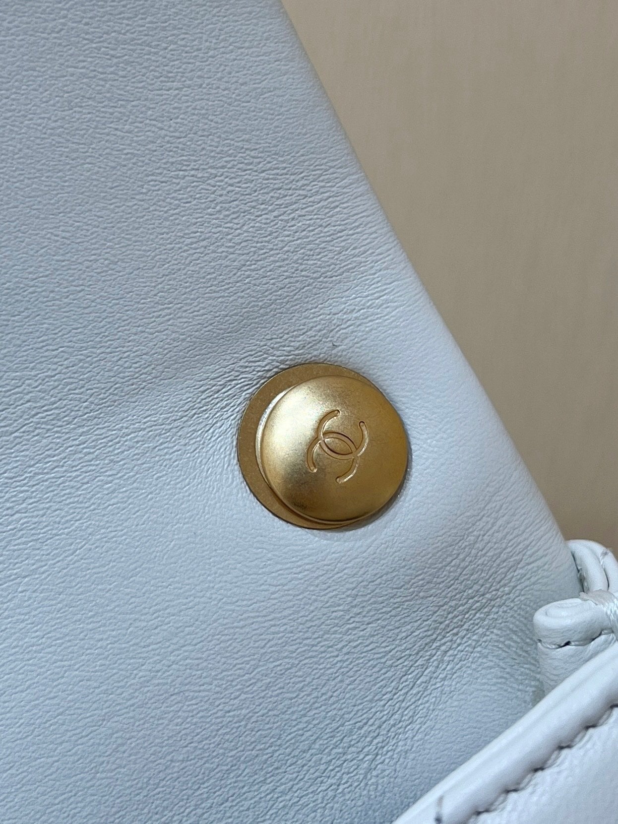 CHANEL 25S  CROSSBODY HANDBAG 17 IN WHITE LAMBSKIN GOLD HARDWARE