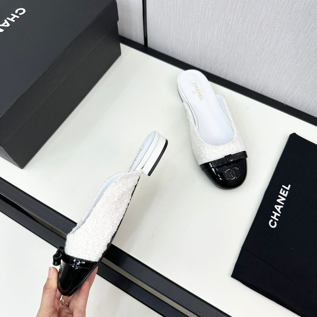 CHANEL BOW MULE IN WHITE FUR AND BLACK CALFSKIN