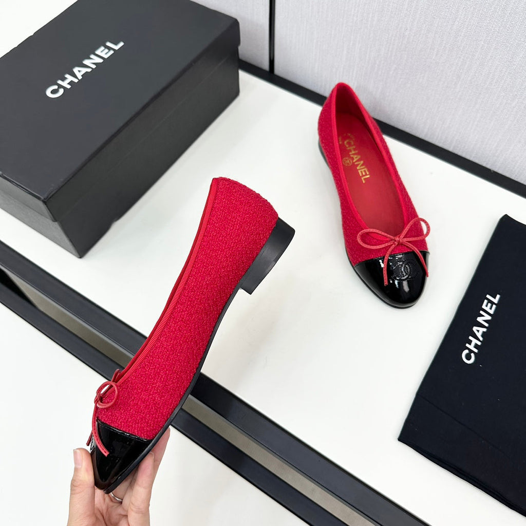 CHANEL BALLET FLATS IN RUBY RED TWEED AND BLACK CALFSKIN