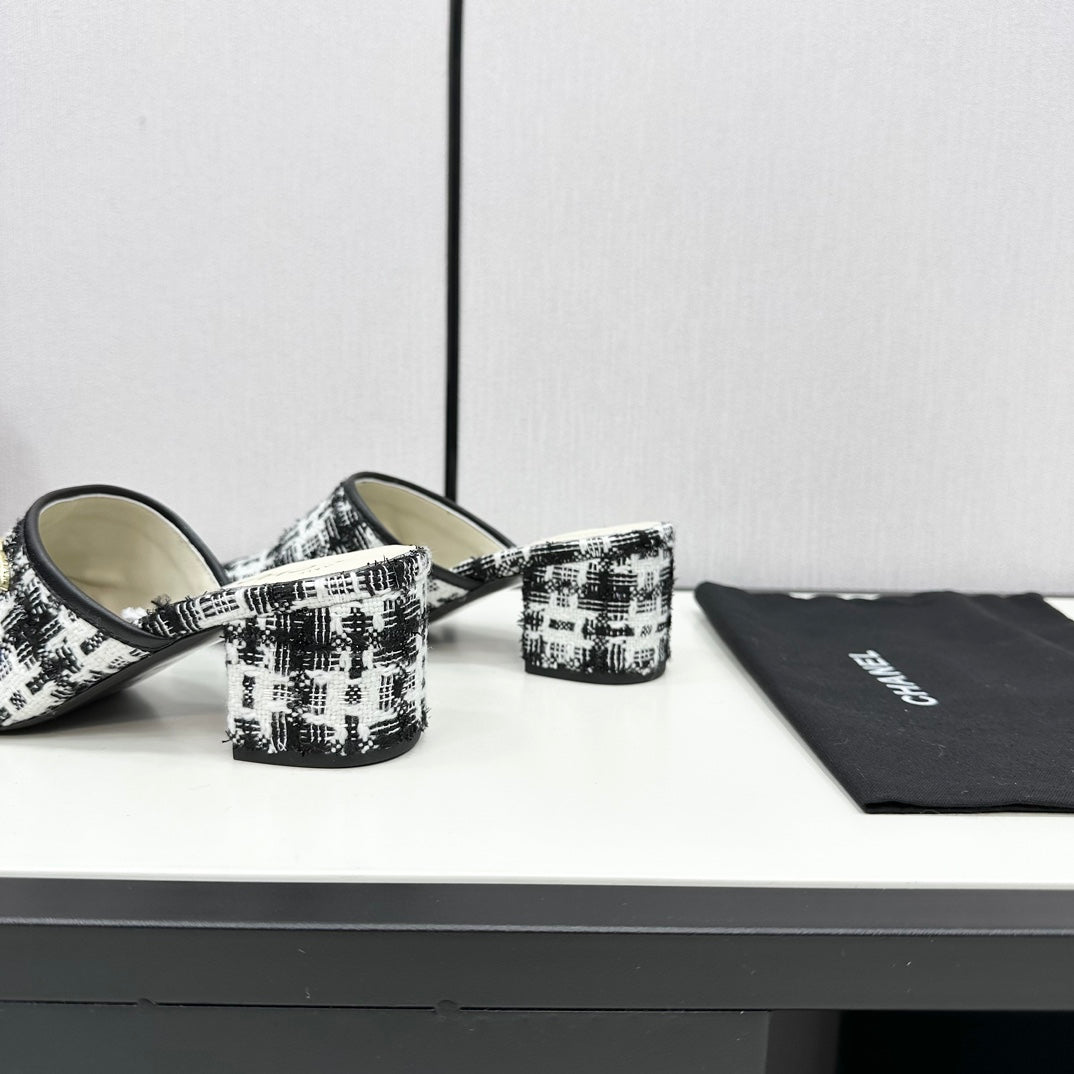 CHANEL HIGH MULE IN WHITE MIX BLACK WOOL TWEED AND CALFSKIN