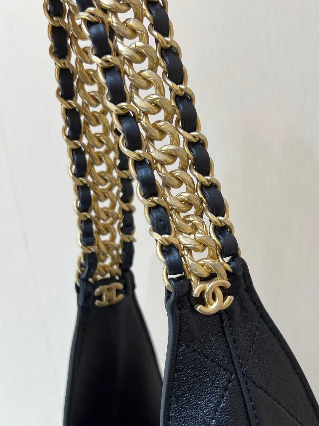 CHANEL QUILTED LARGE HOBO BAG 35 IN BLACK LAMBSKIN GOLD HARDWARE