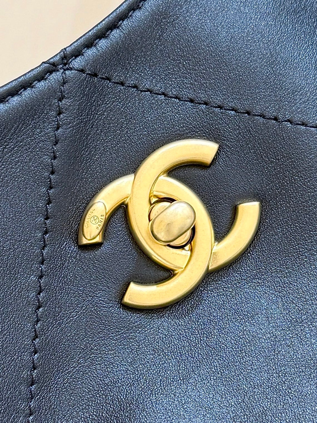CHANEL LARGE MAXI SHOPPING BAG 59 IN BLACK CALFSKIN GOLD-TONE METAL