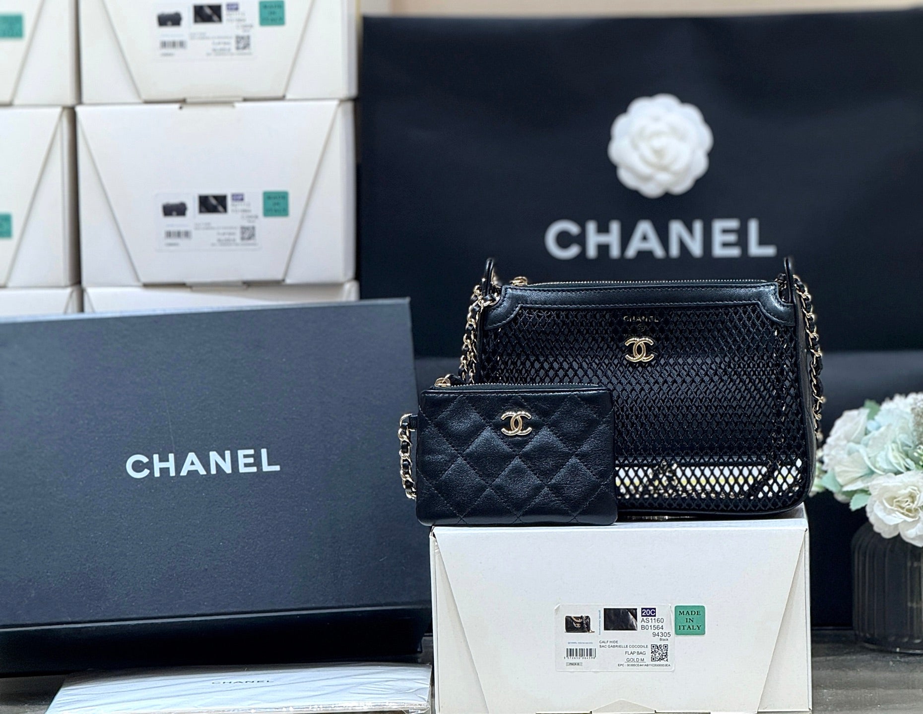 CHANEL MESH POUCH 20 IN BLACK EFFECT LAMBSKIN WITH GOLD HARDWARE