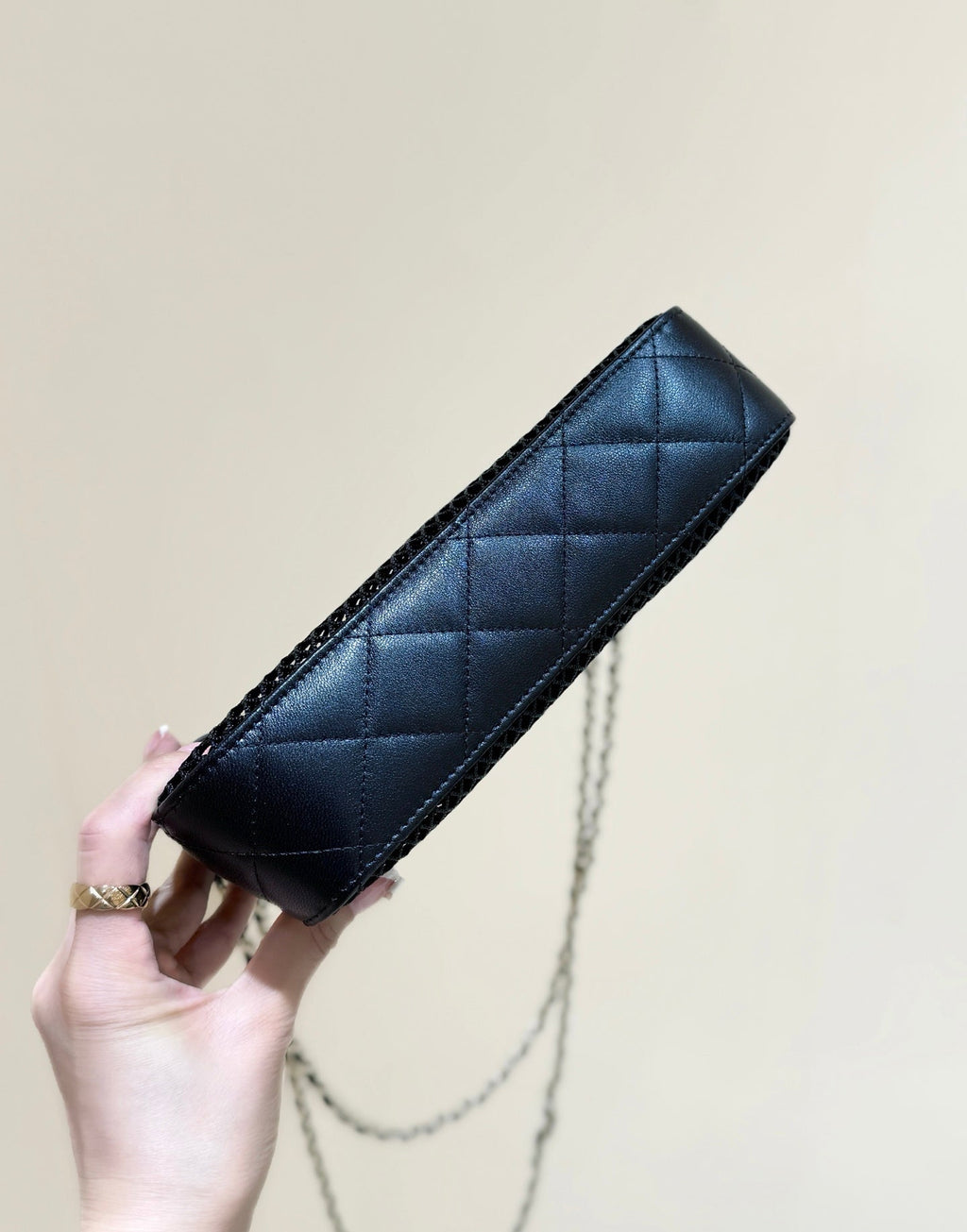CHANEL MESH POUCH 20 IN BLACK EFFECT LAMBSKIN WITH GOLD HARDWARE