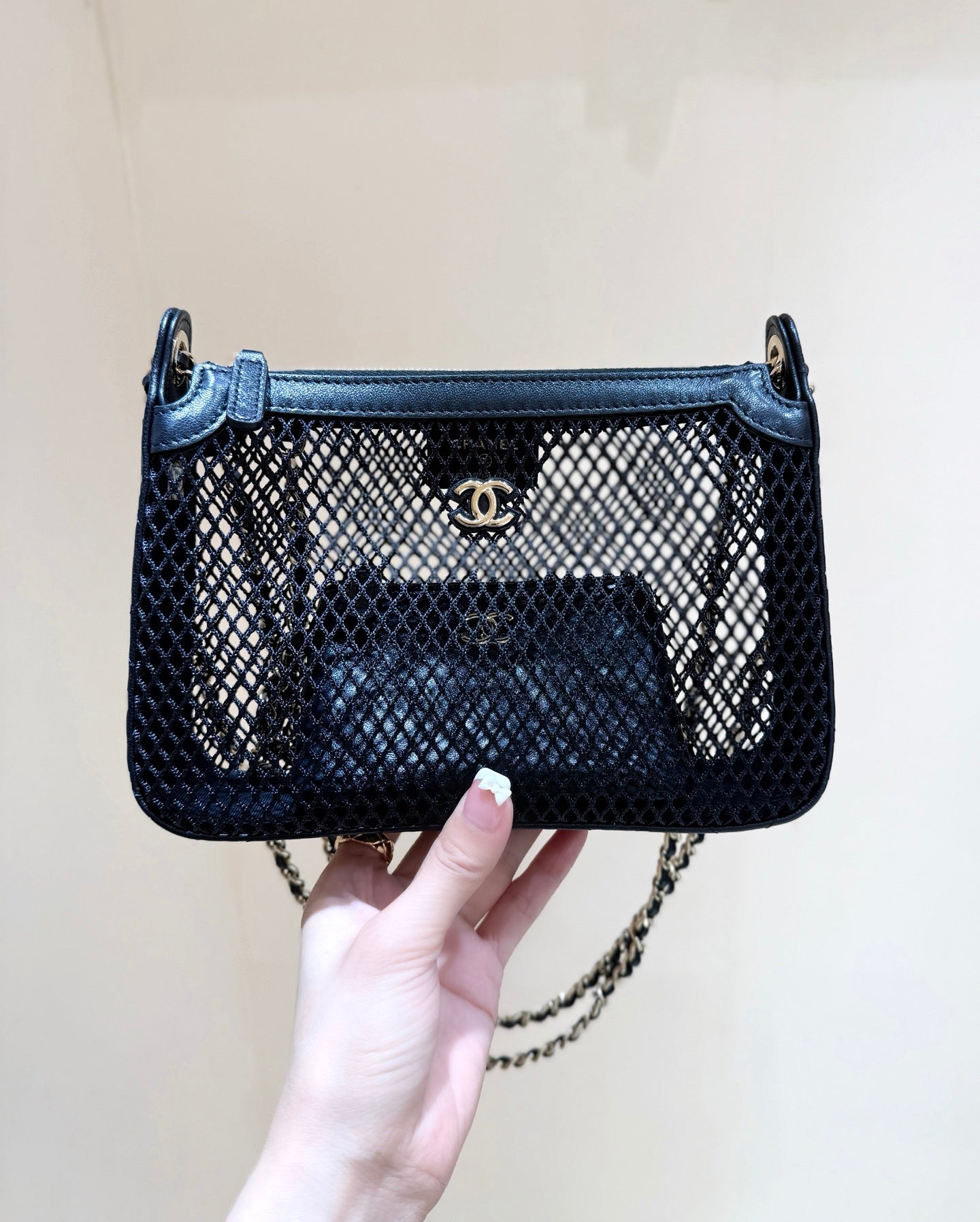 CHANEL MESH POUCH 20 IN BLACK EFFECT LAMBSKIN WITH GOLD HARDWARE