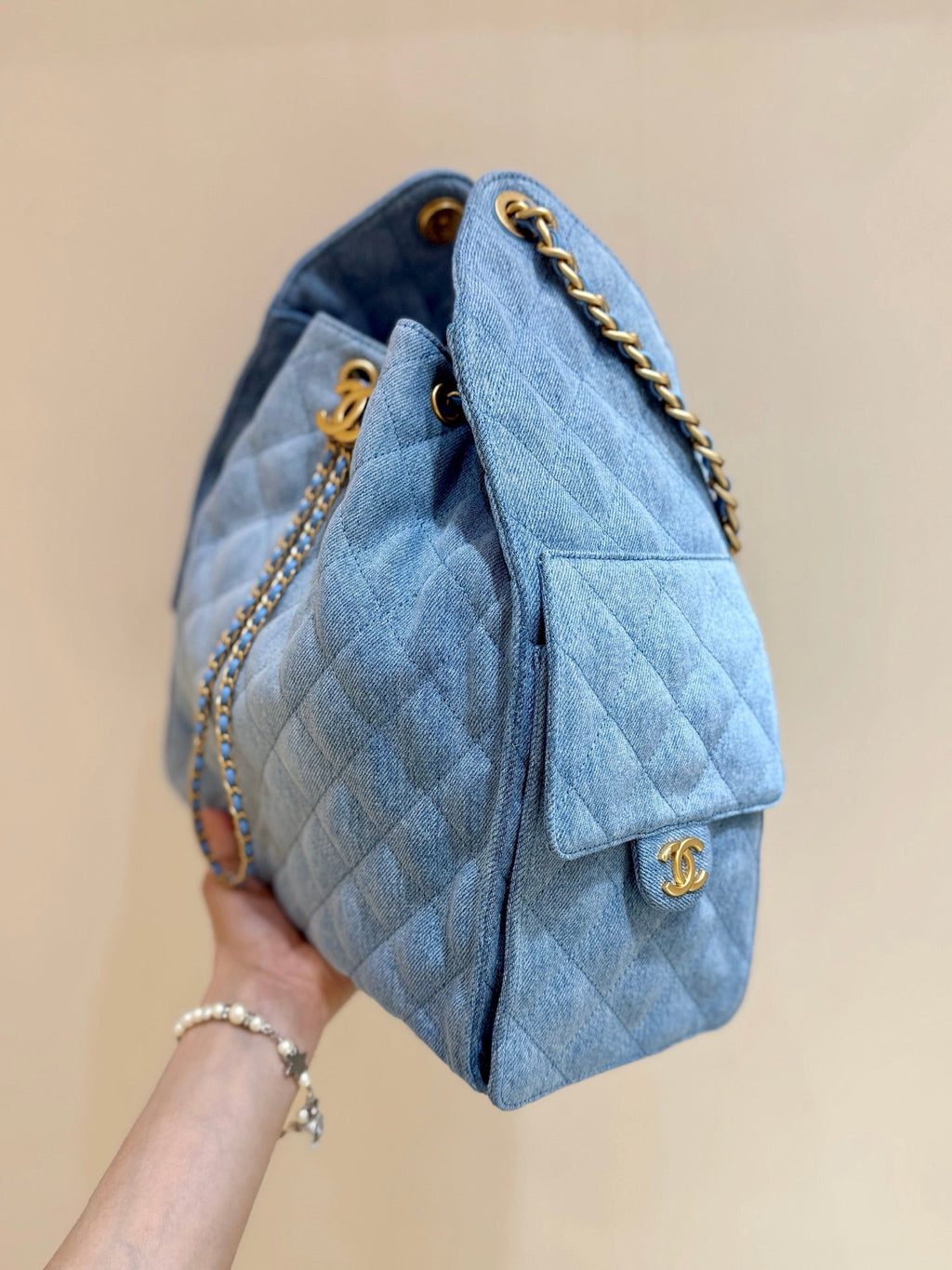 CHANEL 25 HANDBAG 40 IN BLUE DENIM GOLD HARDWARE