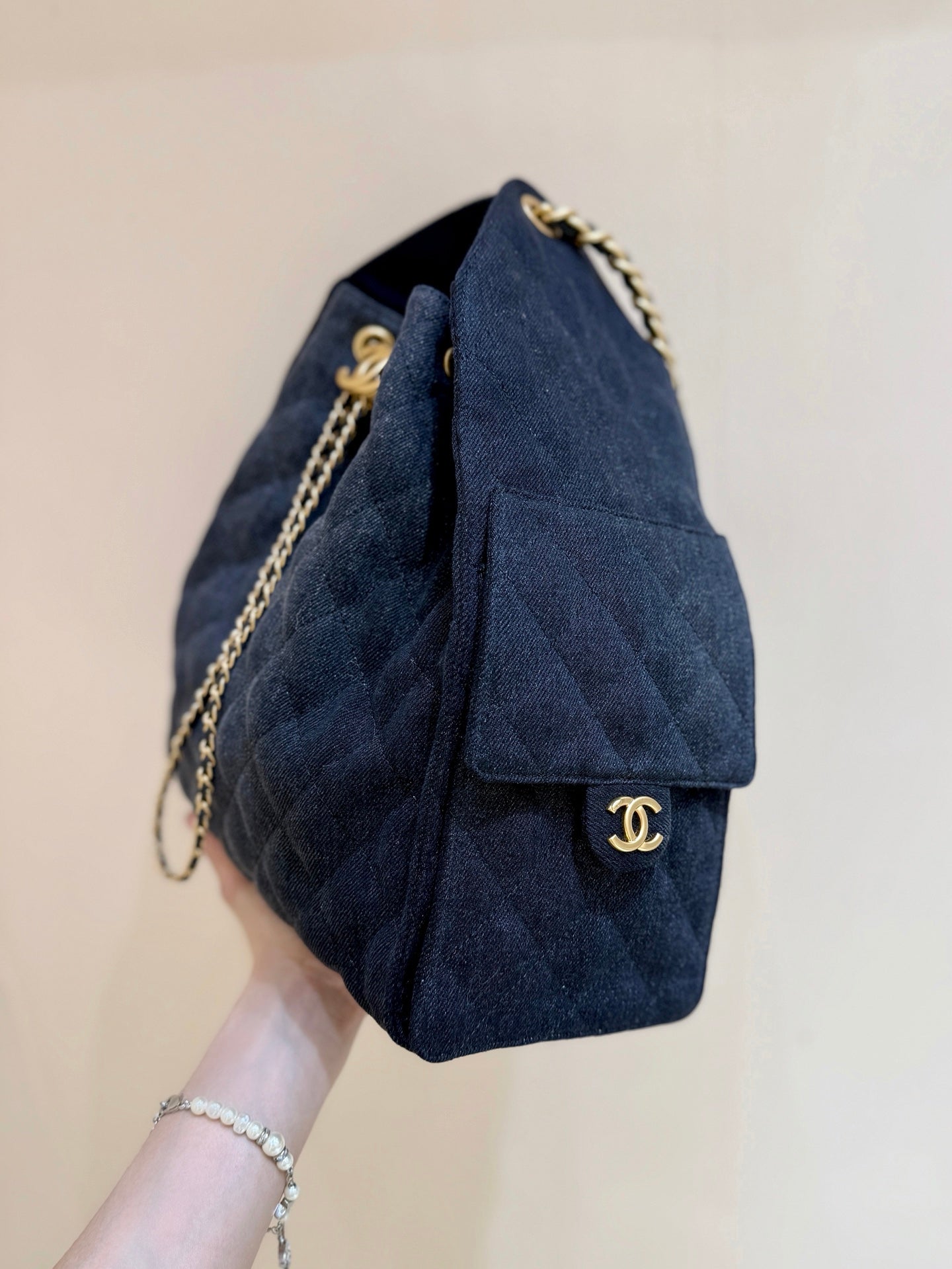 CHANEL 25 HANDBAG 40 IN DARK BLUE DENIM GOLD HARDWARE
