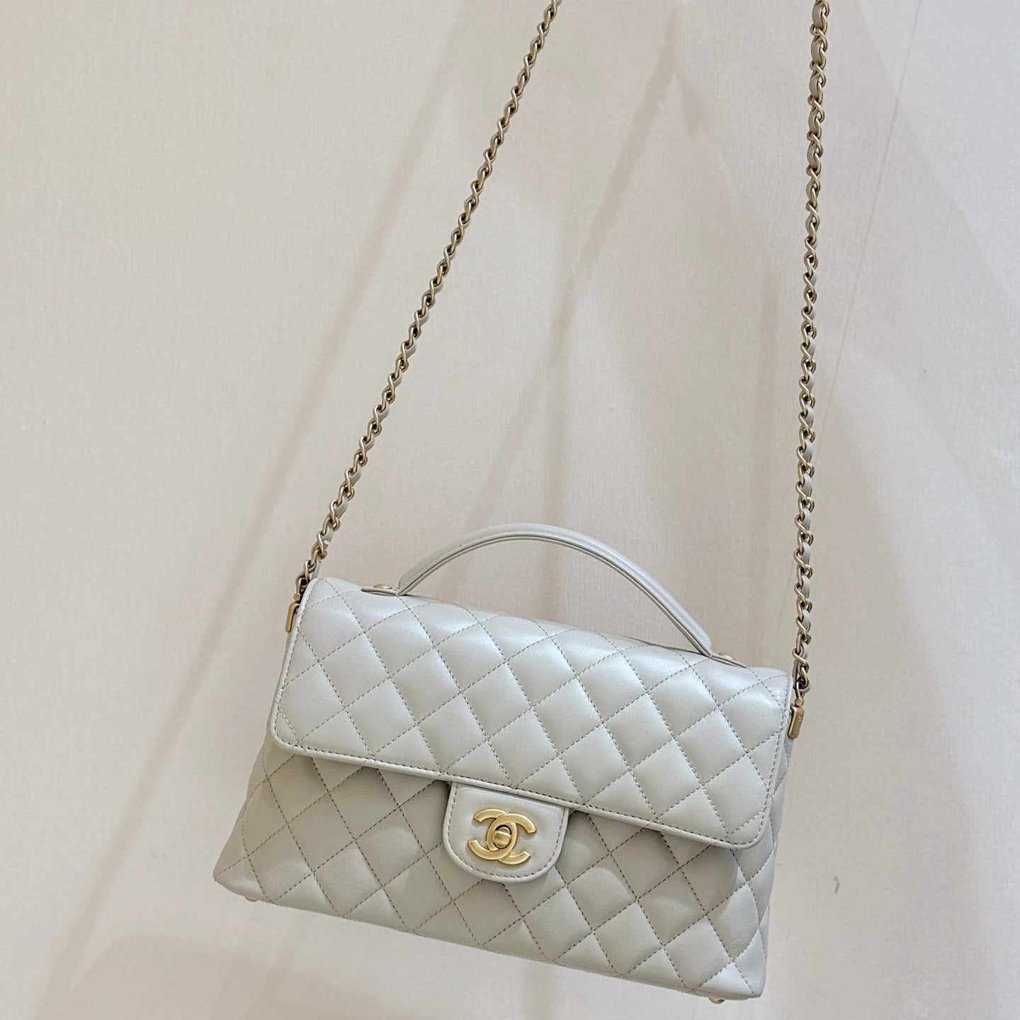 CHANEL QUILTED FLAP BAG WITH HANDLE 26 IN BEIGE LAMBSKIN GOLD PLATED METAL
