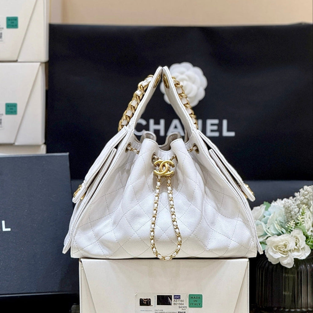 CHANEL 25 HANDBAG IN WHITE 30 GRAINED CALFSKIN GOLD HARDWARE
