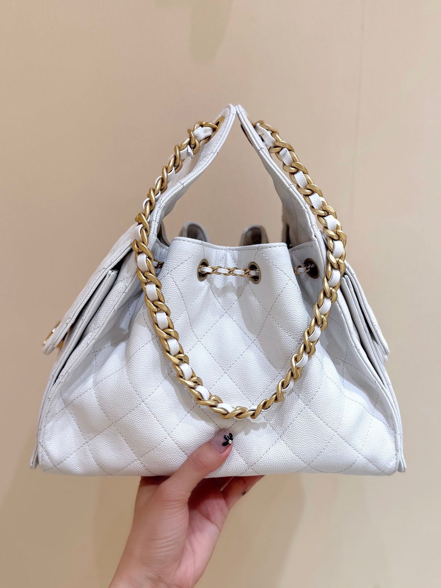 CHANEL 25 HANDBAG IN WHITE 30 GRAINED CALFSKIN GOLD HARDWARE