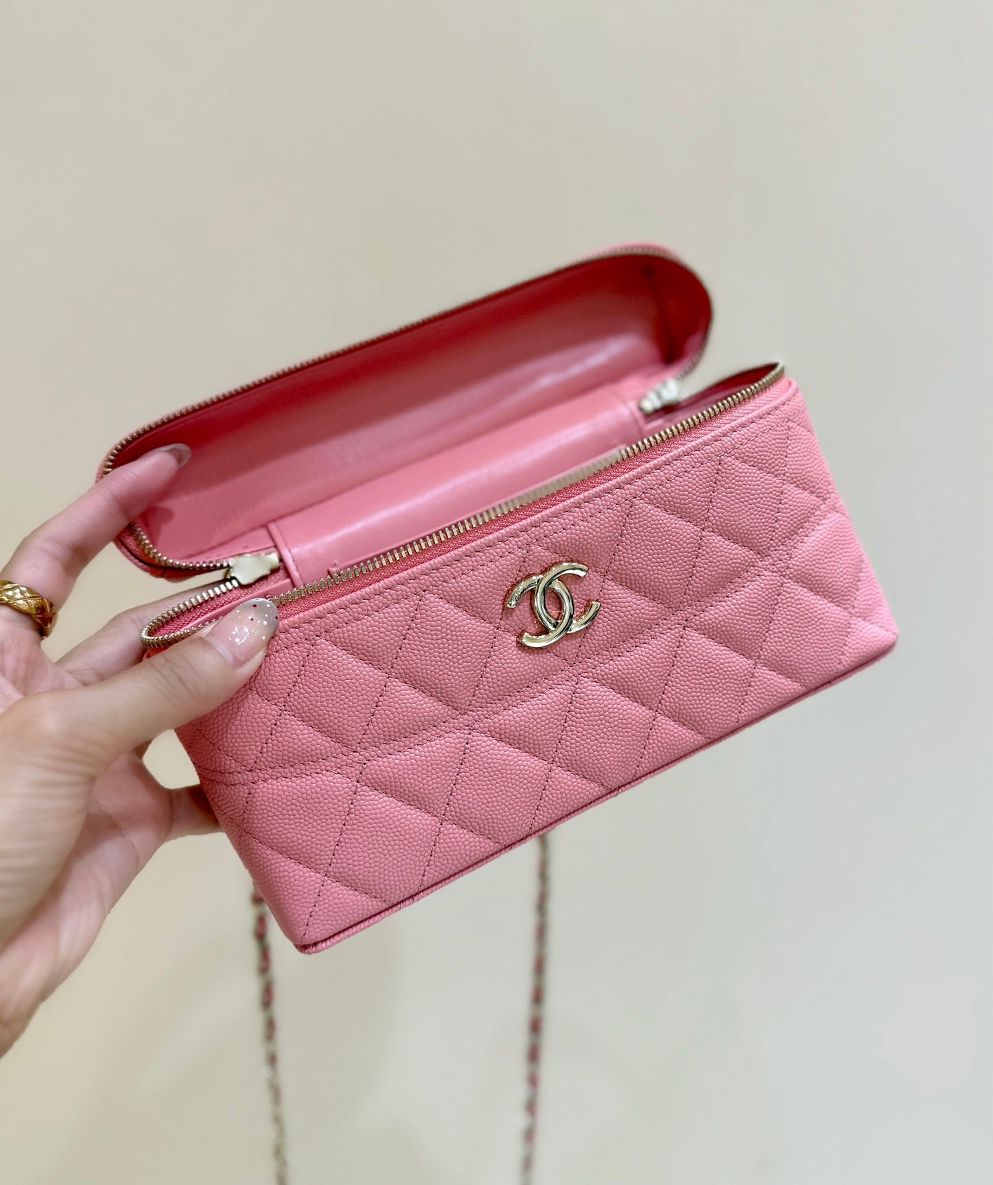 CHANEL VANITY CASE 19 IN CONTESSA PINK CALFSKIN GOLD-TONE METALLIC