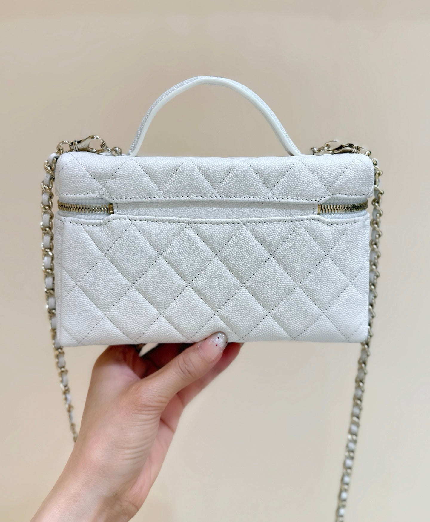 CHANEL STRASS VANITY QUILTED CASE 19 IN WHITE CALFSKIN WITH GOLD METALLIC