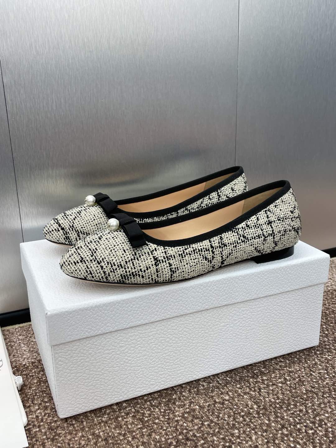 DIOR BALLET FLAT IN WHITE MIX BLACK EMBROIDERED CANNAGE TWEED