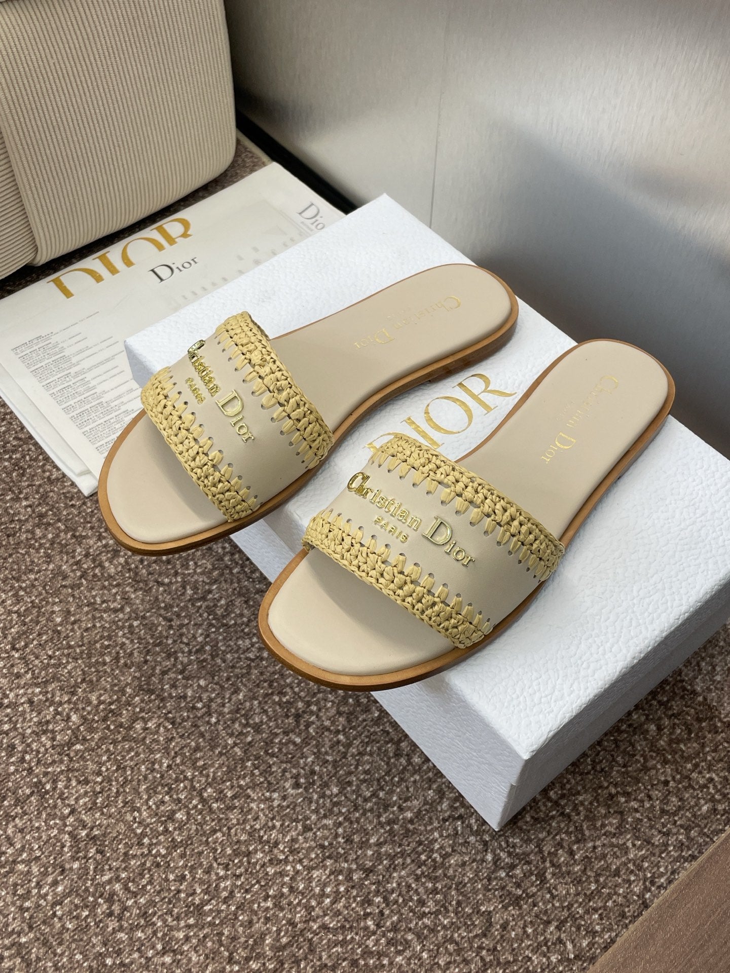 DIOR 25S D-LANE SLIDE LIGHT BEIGE CALFSKIN AND YELLOW BRAIDED RAFFIA