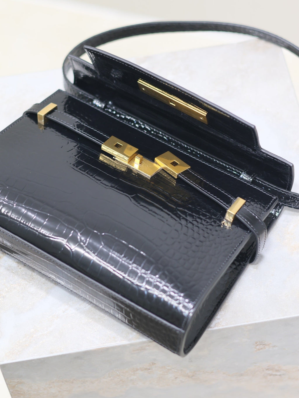 MANHATTAN SMALL 24 IN BLACK CROCODILE PATTERN GLOSSY CALFSKIN GOLD BUCKLE