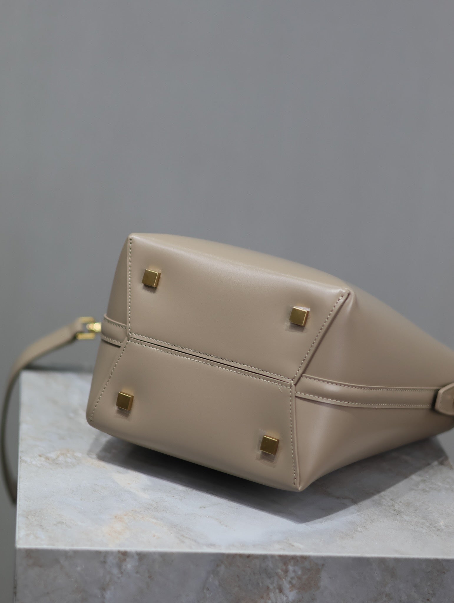 YSL 25S LE 37 BUCKET 20 IN BEIGE CALFSKIN GOLD HARDWRE