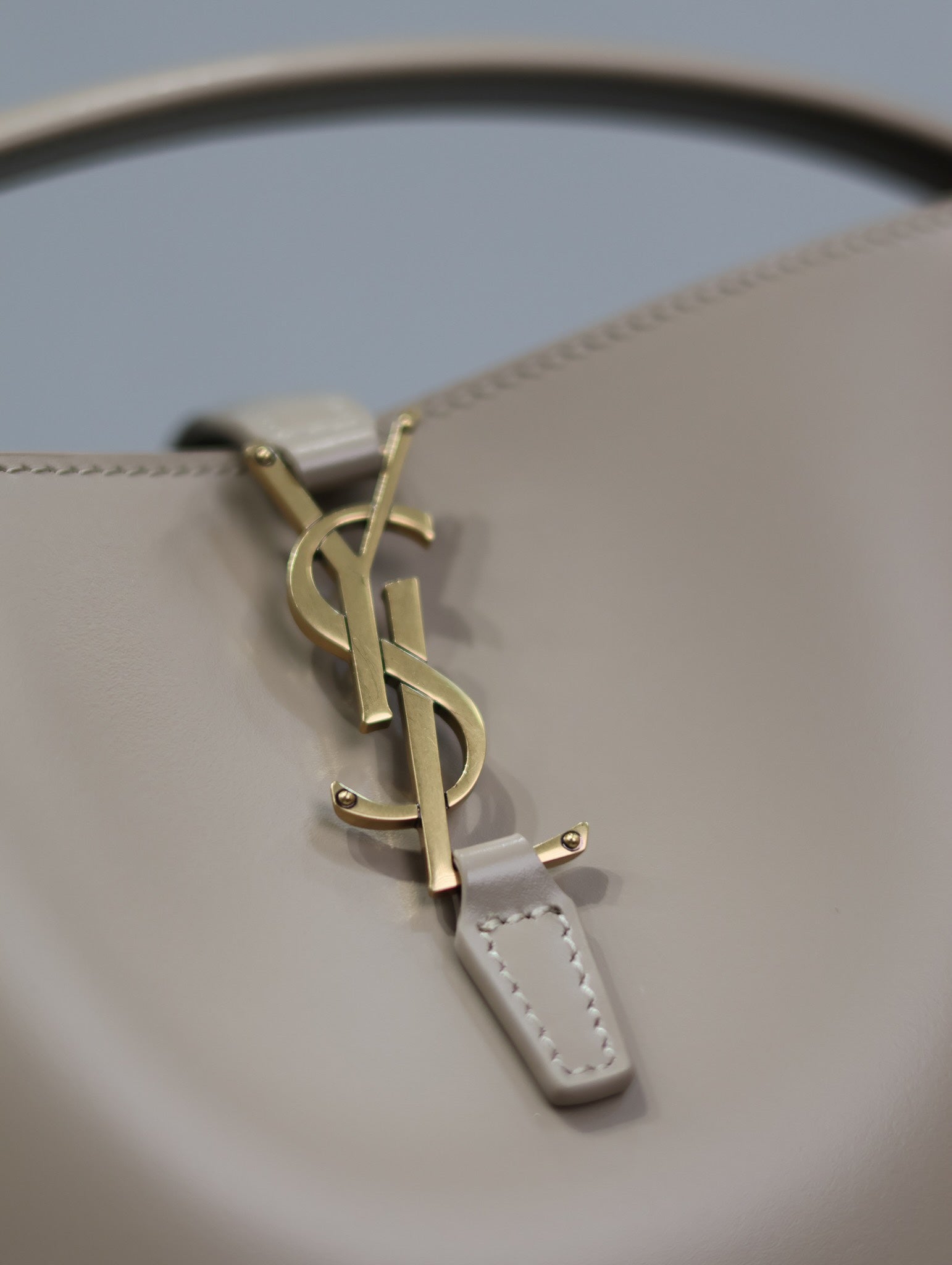 YSL 25S LE 37 BUCKET 20 IN BEIGE CALFSKIN GOLD HARDWARE
