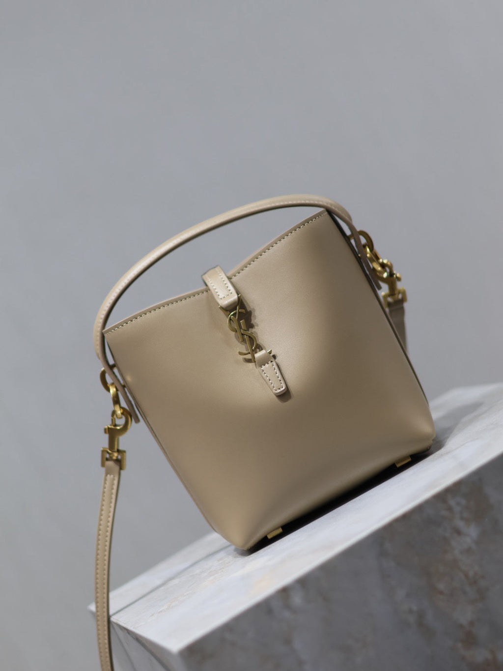 YSL 25S LE 37 BUCKET 15 IN BEIGE CALFSKIN GOLD HARDWARE
