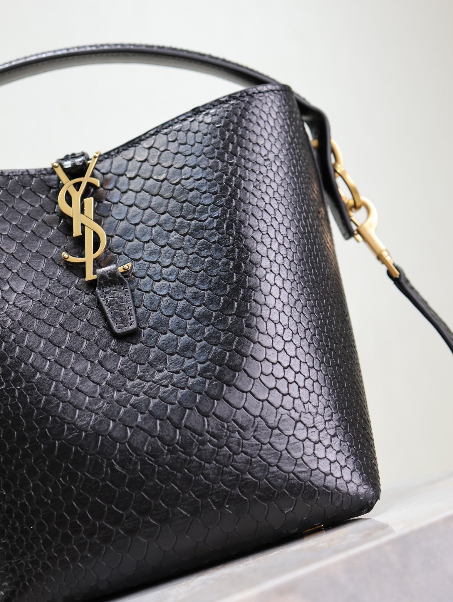 YSL 25S LE 37 20 IN BLACK SNAKE EMBOSSED CALFSKIN GOLD HARDWRE