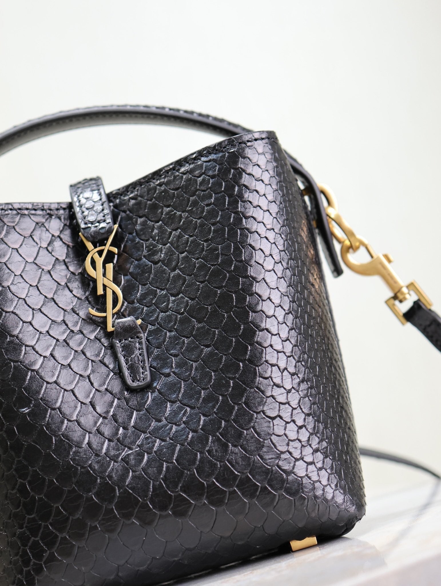YSL 25S LE 37 BUCKET 15 IN BLACK SNAKE EMBOSSED CALFSKIN GOLD HARDWRE