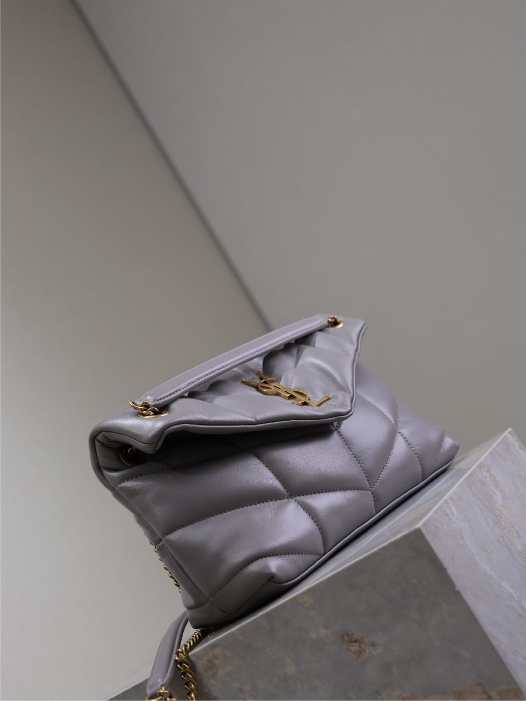 YSL 25S LOULOU PUFFER MEDIUM 29 IN SMOKY LAVENDER CALFSKIN