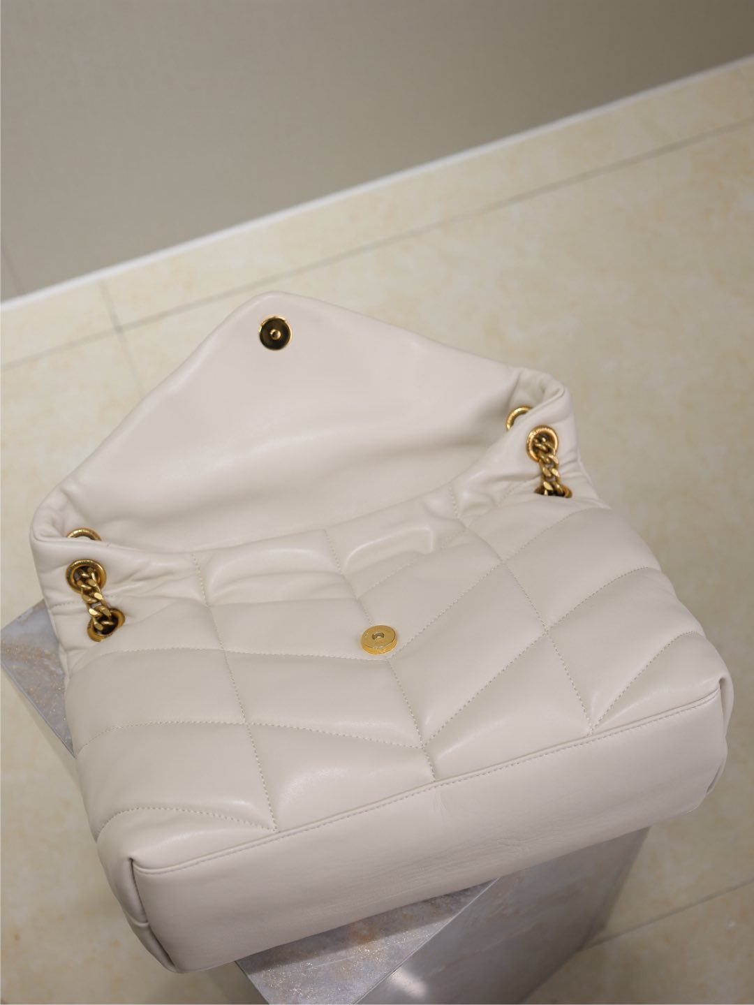 YSL 25S LOULOU PUFFER GM 35 IN BLANC VINTAGE CALFSKIN GOLD HARDWARE