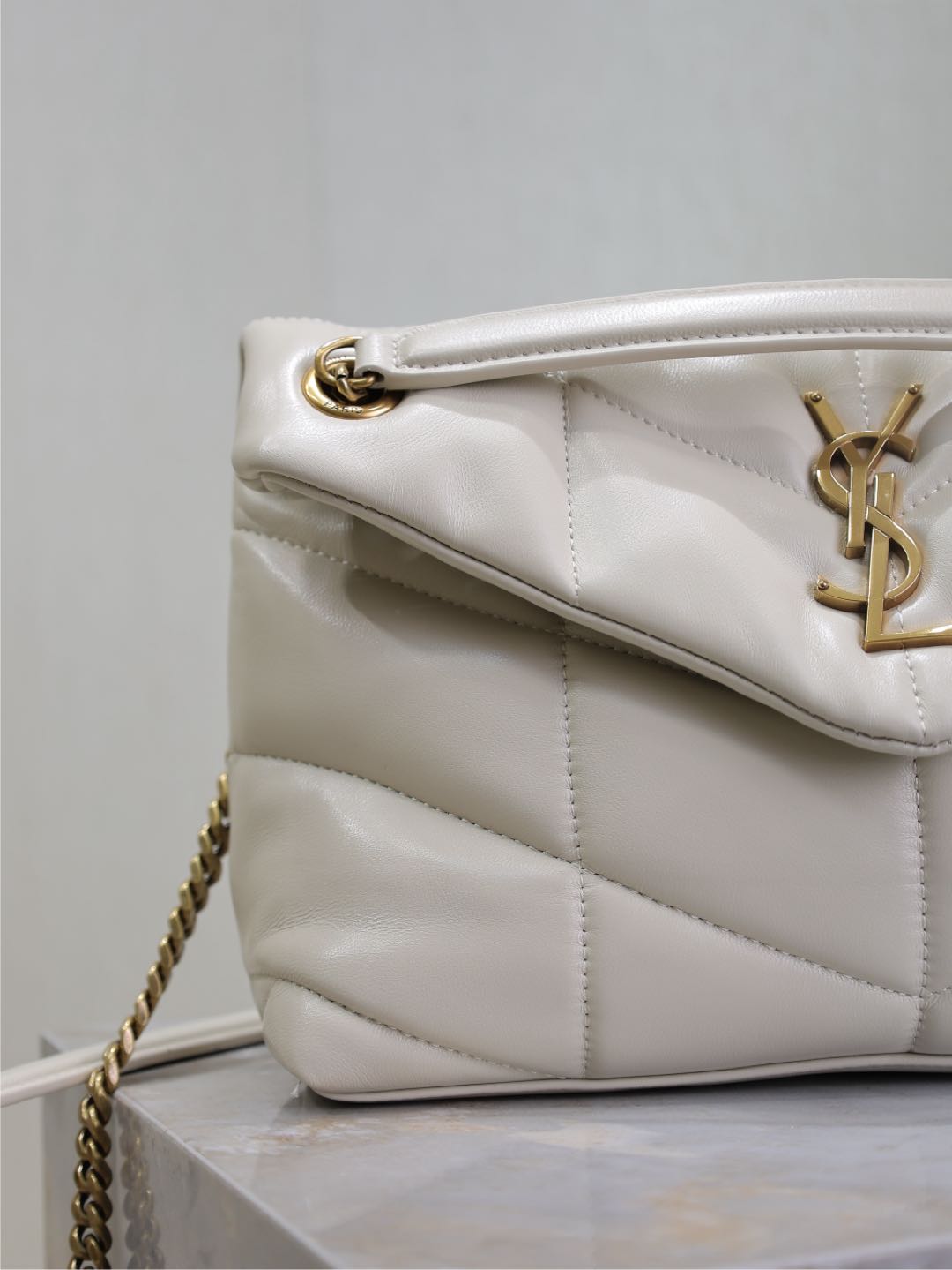 YSL 25S LOULOU PUFFER MM 29 IN BLANC VINTAGE CALFSKIN GOLD HARDWARE
