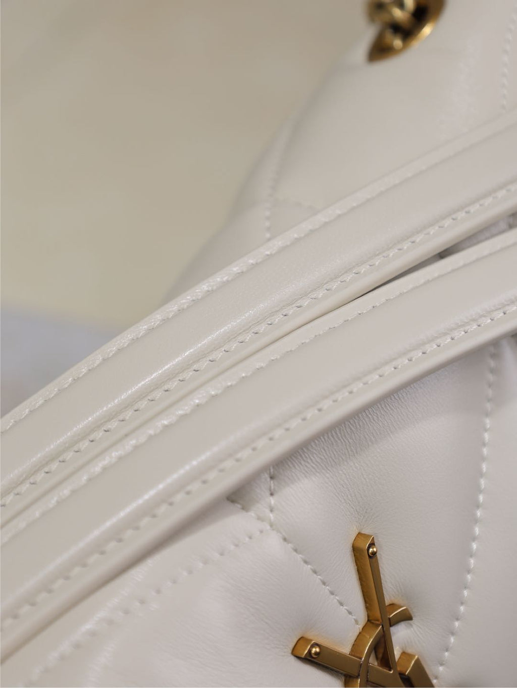 YSL 25S LOULOU PUFFER MM 29 IN BLANC VINTAGE CALFSKIN GOLD HARDWARE