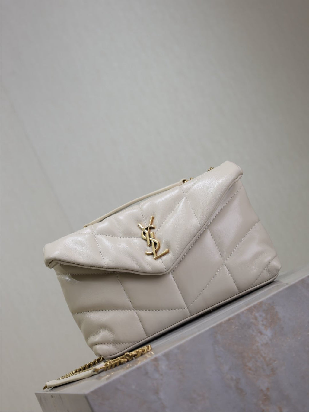 YSL 25S LOULOU PUFFER MINI 23 IN BLANC VINTAGE CALFSKIN GOLD HARDWRE